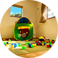 お子様が遊べるキッズコーナーをご用意しています。